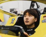 노란 수영복에 섹시한 몸매 어필하는 존예 처자