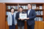 노란 수영복에 섹시한 몸매 어필하는 존예 처자