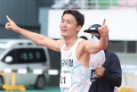 노란 수영복에 섹시한 몸매 어필하는 존예 처자