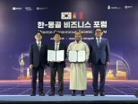 노란 수영복에 섹시한 몸매 어필하는 존예 처자