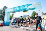 노란 수영복에 섹시한 몸매 어필하는 존예 처자