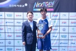 노란 수영복에 섹시한 몸매 어필하는 존예 처자