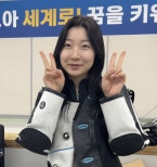 노란 수영복에 섹시한 몸매 어필하는 존예 처자