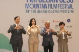 노란 수영복에 섹시한 몸매 어필하는 존예 처자