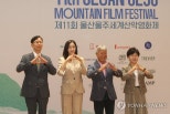 노란 수영복에 섹시한 몸매 어필하는 존예 처자