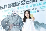 노란 수영복에 섹시한 몸매 어필하는 존예 처자