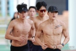 노란 수영복에 섹시한 몸매 어필하는 존예 처자