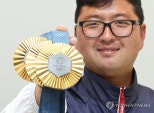 노란 수영복에 섹시한 몸매 어필하는 존예 처자