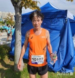 노란 수영복에 섹시한 몸매 어필하는 존예 처자