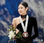 노란 수영복에 섹시한 몸매 어필하는 존예 처자