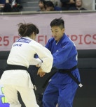 노란 수영복에 섹시한 몸매 어필하는 존예 처자