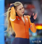 노란 수영복에 섹시한 몸매 어필하는 존예 처자