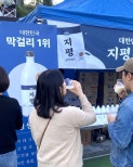 노란 수영복에 섹시한 몸매 어필하는 존예 처자