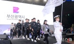 노란 수영복에 섹시한 몸매 어필하는 존예 처자