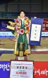 노란 수영복에 섹시한 몸매 어필하는 존예 처자