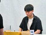 노란 수영복에 섹시한 몸매 어필하는 존예 처자