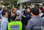 노란 수영복에 섹시한 몸매 어필하는 존예 처자