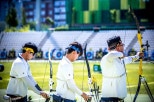 노란 수영복에 섹시한 몸매 어필하는 존예 처자