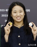 노란 수영복에 섹시한 몸매 어필하는 존예 처자
