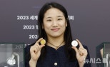노란 수영복에 섹시한 몸매 어필하는 존예 처자