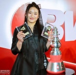 노란 수영복에 섹시한 몸매 어필하는 존예 처자