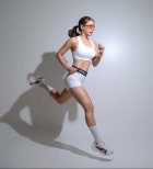 노란 수영복에 섹시한 몸매 어필하는 존예 처자