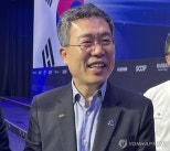 노란 수영복에 섹시한 몸매 어필하는 존예 처자