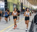 노란 수영복에 섹시한 몸매 어필하는 존예 처자