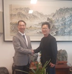 노란 수영복에 섹시한 몸매 어필하는 존예 처자