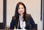 노란 수영복에 섹시한 몸매 어필하는 존예 처자
