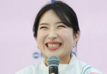 노란 수영복에 섹시한 몸매 어필하는 존예 처자