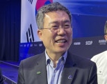 노란 수영복에 섹시한 몸매 어필하는 존예 처자