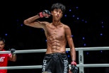 노란 수영복에 섹시한 몸매 어필하는 존예 처자