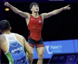 노란 수영복에 섹시한 몸매 어필하는 존예 처자