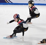 노란 수영복에 섹시한 몸매 어필하는 존예 처자