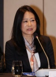 노란 수영복에 섹시한 몸매 어필하는 존예 처자