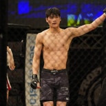 노란 수영복에 섹시한 몸매 어필하는 존예 처자