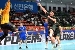 노란 수영복에 섹시한 몸매 어필하는 존예 처자