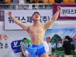 노란 수영복에 섹시한 몸매 어필하는 존예 처자