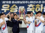 노란 수영복에 섹시한 몸매 어필하는 존예 처자