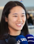 노란 수영복에 섹시한 몸매 어필하는 존예 처자