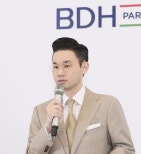 노란 수영복에 섹시한 몸매 어필하는 존예 처자