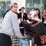 노란 수영복에 섹시한 몸매 어필하는 존예 처자