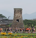 노란 수영복에 섹시한 몸매 어필하는 존예 처자