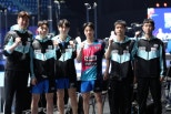 노란 수영복에 섹시한 몸매 어필하는 존예 처자