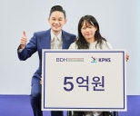 노란 수영복에 섹시한 몸매 어필하는 존예 처자