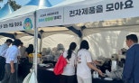 노란 수영복에 섹시한 몸매 어필하는 존예 처자