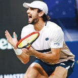 노란 수영복에 섹시한 몸매 어필하는 존예 처자