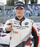 노란 수영복에 섹시한 몸매 어필하는 존예 처자