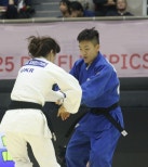 노란 수영복에 섹시한 몸매 어필하는 존예 처자